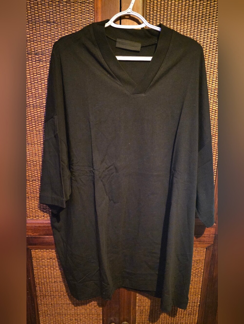 Fear of God ESSENTIALS NWT Black Vneck Size XL Oversized - Picture 2 of 8